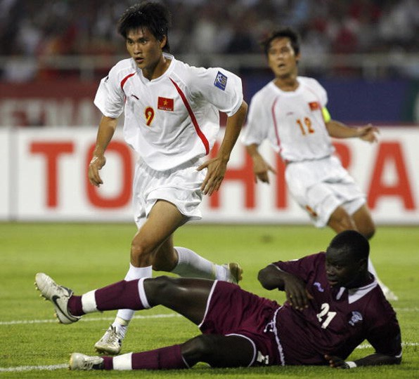 Công Vinh trong sự truy cản của hậu vệ Abdulla Koni ở trận hòa Qatar 1-1.
